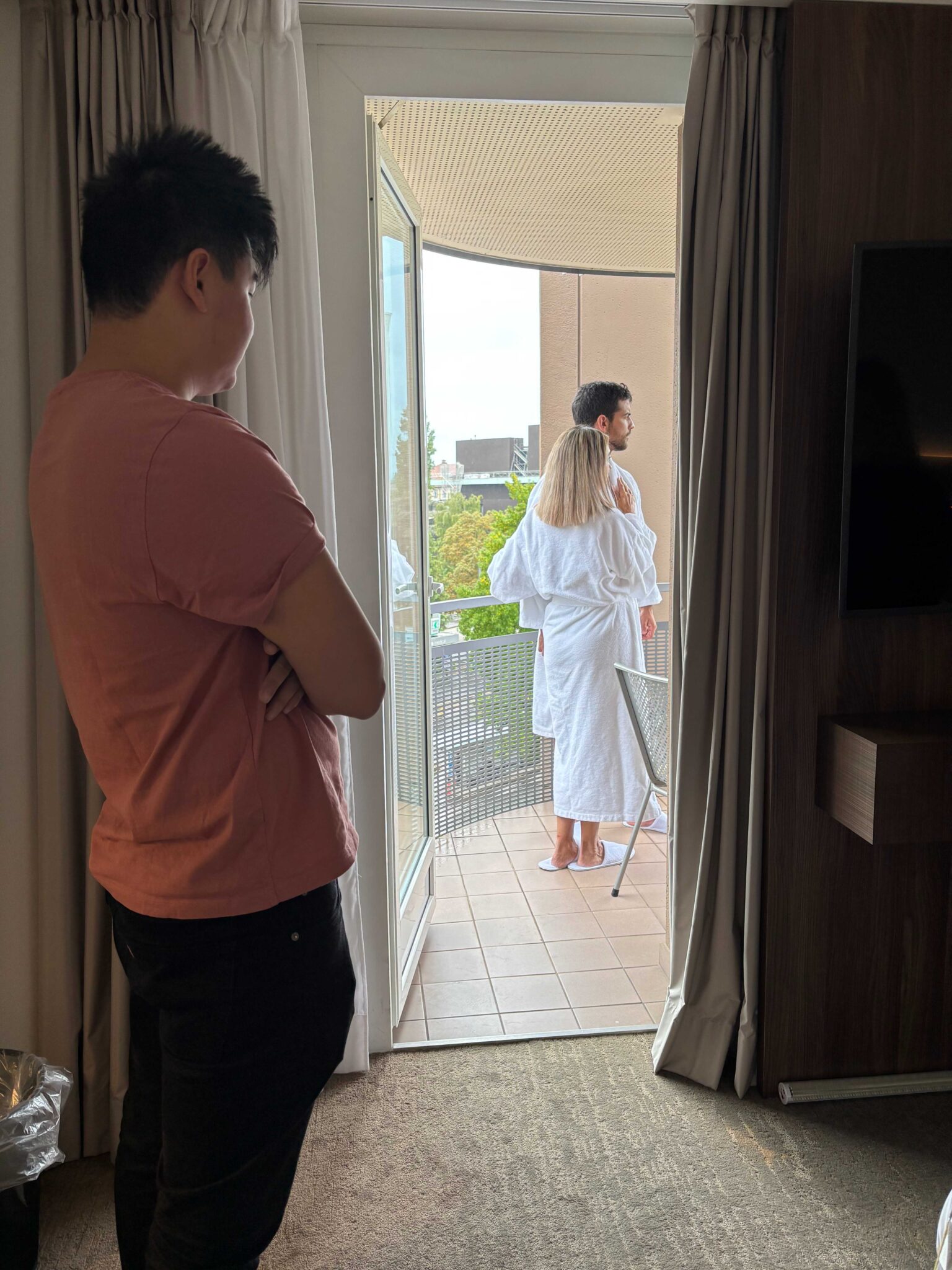 Shooting sur le balcon d'une chambre d'hôtel, vu depuis la chambre